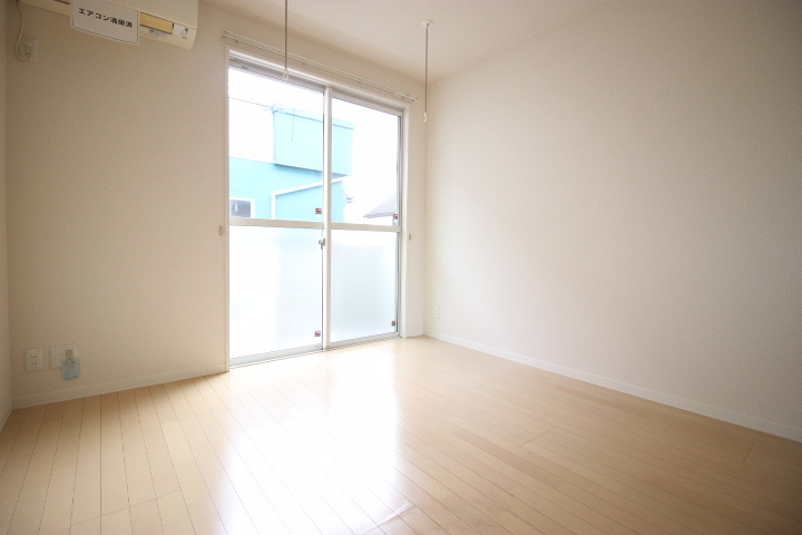 ラーク松代【居間・リビング】南向きの明るいお部屋です