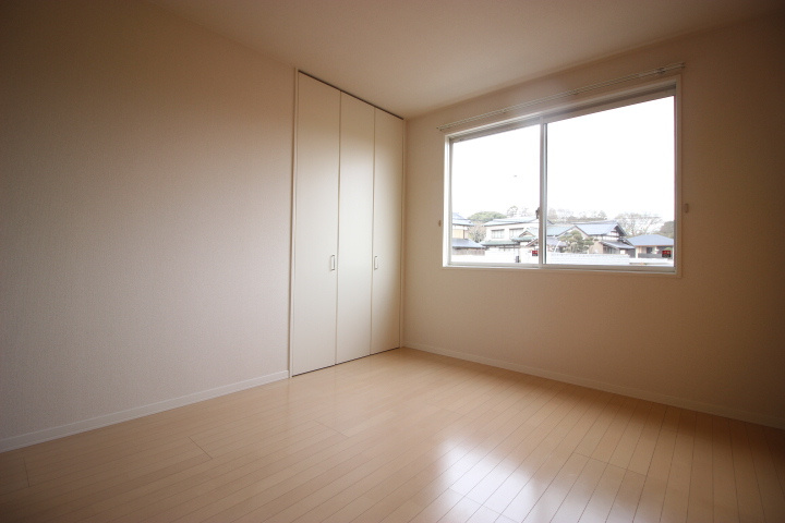 ラーク松代【洋室】大きな窓が有り明るいです