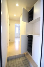 ラーク松代【玄関】沢山入る靴箱収納ついてます