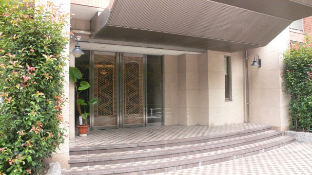エントランスからマンション内に入れます。
オートロック完備のため、女性にもご安心頂けます。