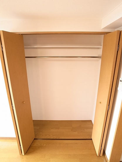 洋室にはクローゼットも設置。収納力もばっちりです！
※入居中のため、同タイプのお部屋の写真になります。