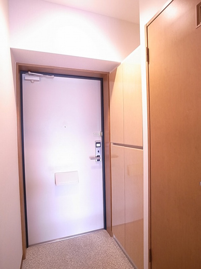シューズボックス付きの玄関です。収納量も抜群です！
※入居中のため、同タイプのお部屋の写真になります。