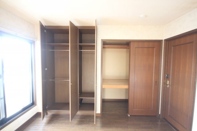 桶川泉2丁目戸建【収納】2F　中央洋室（収納）