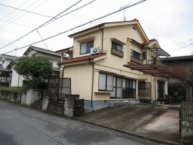 前面道路は交通量も少なく落ち着きのある住環境です。
