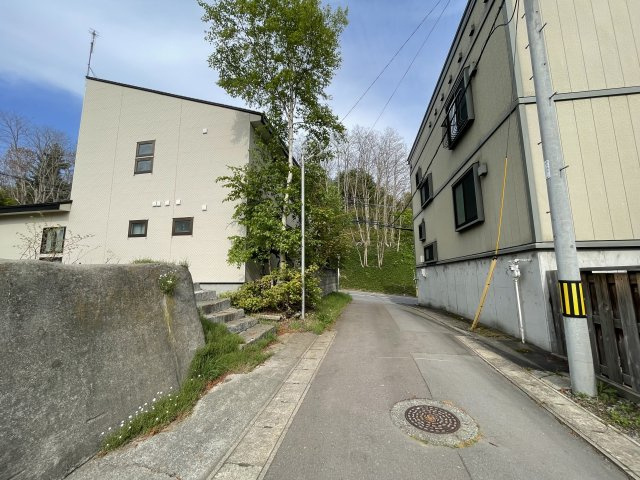 小樽市稲穂５丁目の売地【前面道路含む現地写真】
