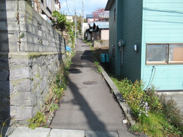 小樽市梅ケ枝町の売地【前面道路含む現地写真】西側私道幅員未確定