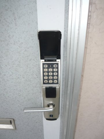 メゾン坪内【セキュリティ】玄関は電子キー　カギは有りません。