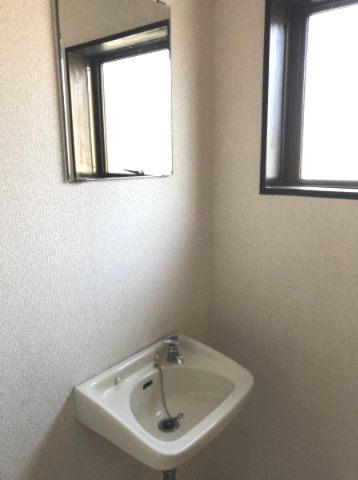 鴻巣市鴻巣の事務所【洗面所】※前回募集時の写真です。