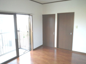 高林テラスハウス【洋室】明るい日差しが差し込む2面採光の洋室