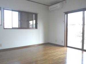 高林テラスハウス【居間・リビング】ウォークインクロゼット的な２帖の便利な収納スペースです