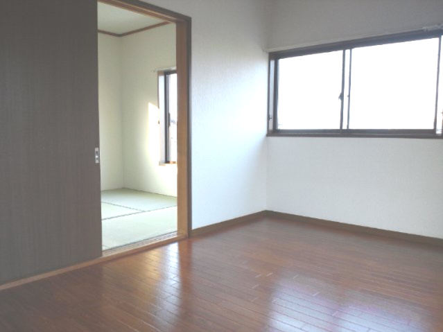 高林テラスハウス【内装】２階の部屋の様子です