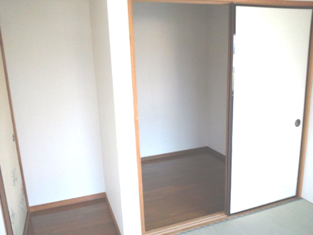 高林テラスハウス【内装】2帖の納戸　テレワークのスペースにご利用ください