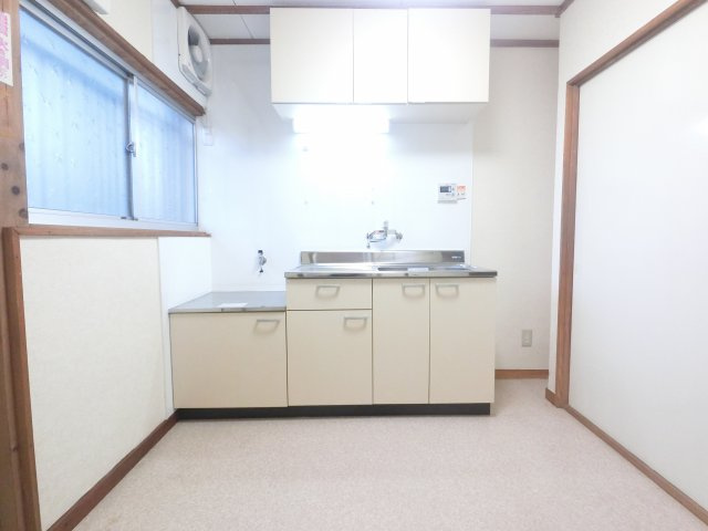 キッチン周りの収納もしっかりあるのでキッチン器具をしまうことができます
