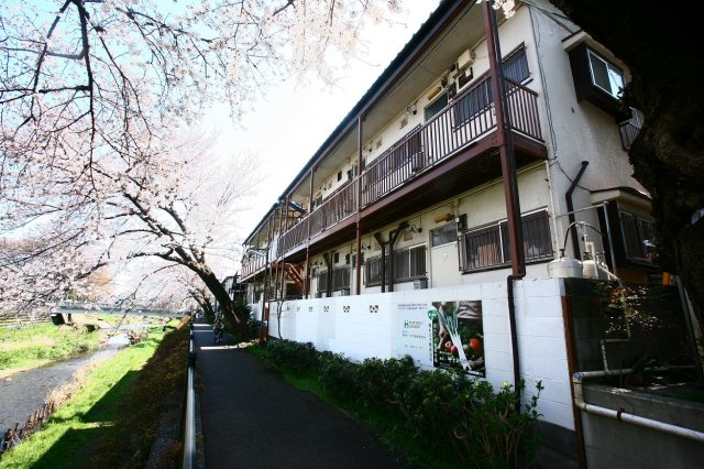 建物裏側は野川サイクリングコース