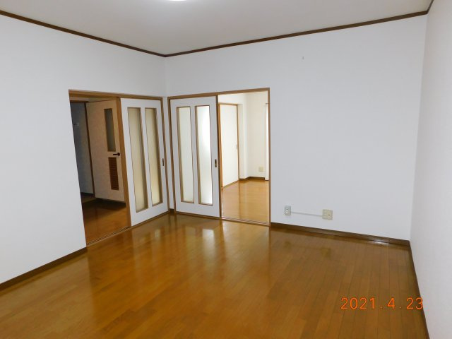 フィオーリ朝日町【居間・リビング】