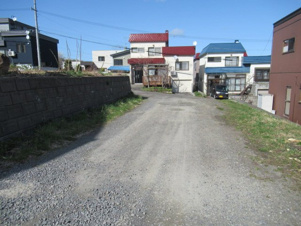 小樽市天神１丁目の売地【前面道路含む現地写真】南東側