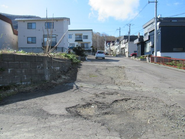 小樽市天神１丁目の売地【前面道路含む現地写真】北東側