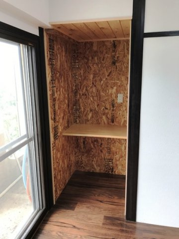 額中央ビル【その他】収納の建具を取り外し、照明・コンセントが付いたワークスペースに改装しています。勉強机やリモートワークに♪