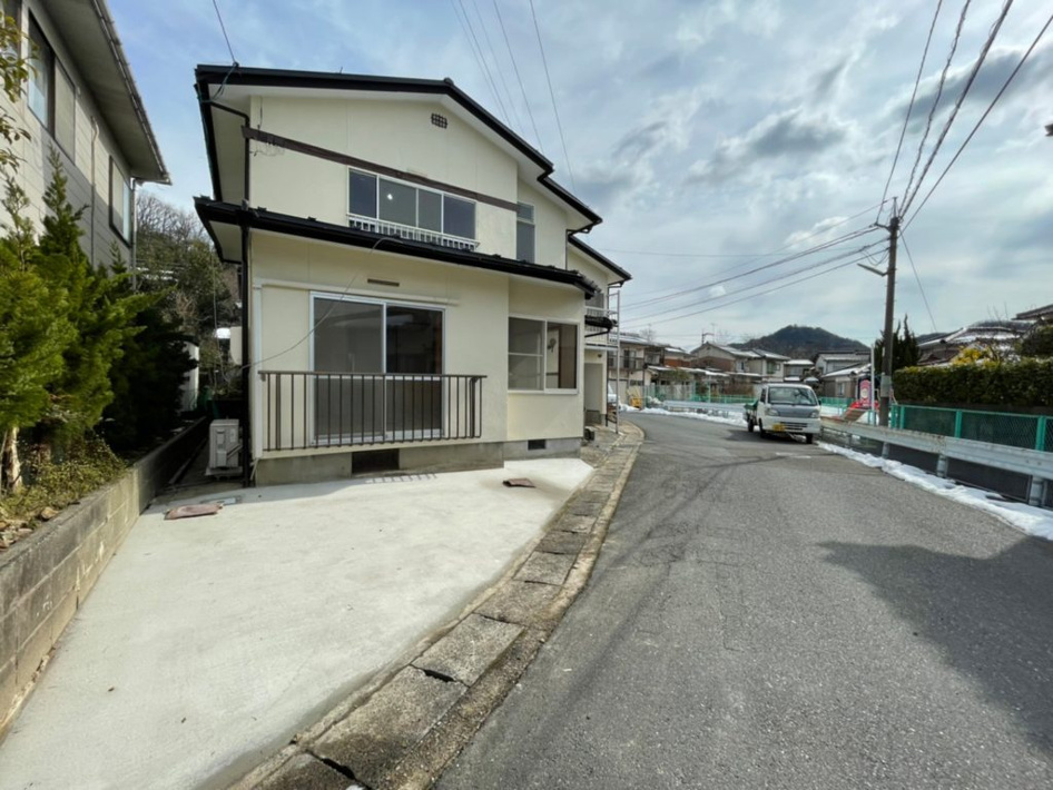 鳥取市浜坂東１丁目中古戸建て【前面道路含む現地写真】