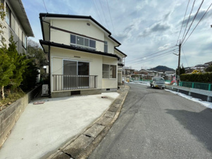 鳥取市浜坂東１丁目中古戸建て【前面道路含む現地写真】