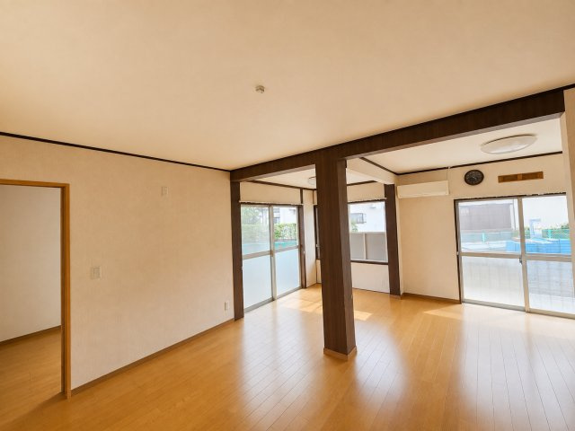 鳥取市浜坂東１丁目中古戸建て【居間・リビング】室内の写真は荷物を消す加工をしております