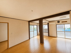 鳥取市浜坂東１丁目中古戸建て【居間・リビング】室内の写真は荷物を消す加工をしております