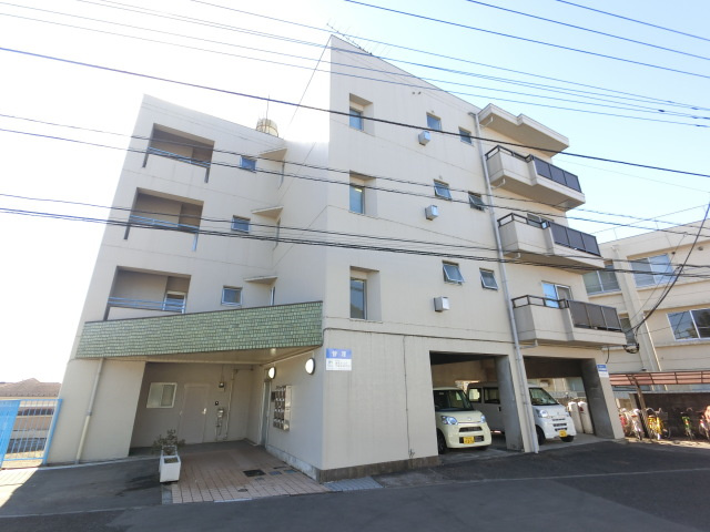 屋根つき駐車場があります。