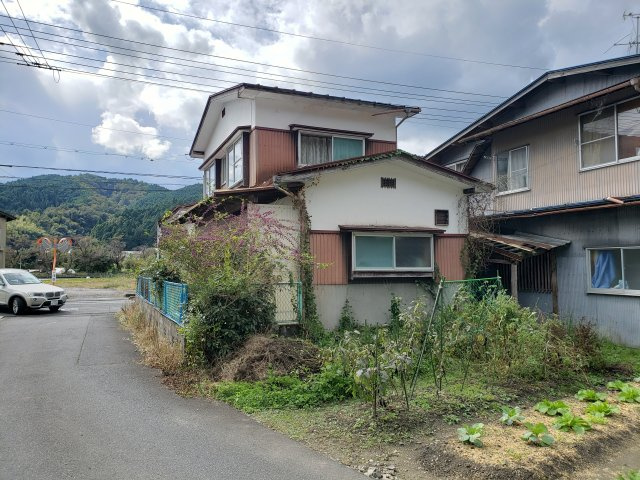 八頭郡智頭町中古戸建【前面道路含む現地写真】