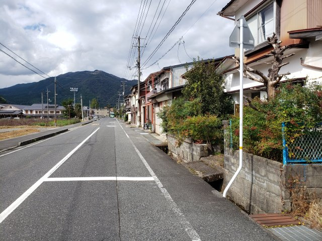 八頭郡智頭町中古戸建【前面道路含む現地写真】