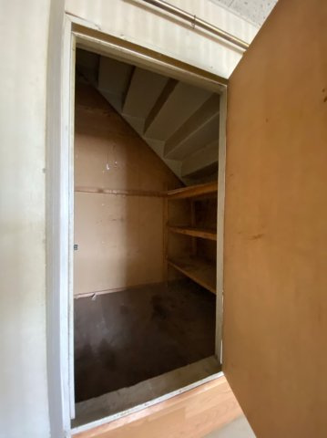 三口新町ビル（仮）【収納】1階フロア内　階段下収納