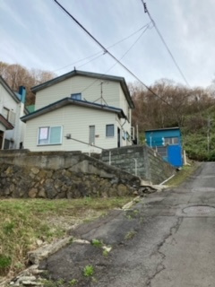 小樽市石山町の中古一戸建【前面道路含む現地写真】