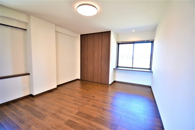 プレジデント寄居【洋室】洋室８．５帖です。奥行きのあるクローゼット付き♪