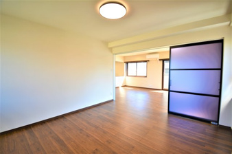 プレジデント寄居【洋室】洋室８．５帖です。リビングと隣接したお部屋になります。