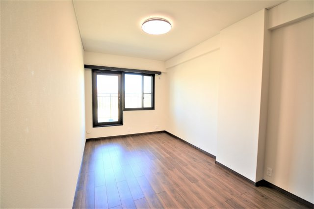 プレジデント寄居【洋室】洋室６．８帖です。バルコニーに出られます！