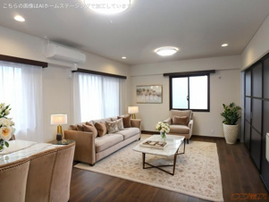 プレジデント寄居【居間・リビング】バーチャルステージング　落ち着きのある空間となっております。