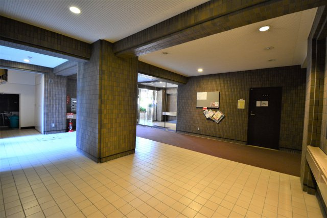 プレジデント寄居【共有部分】落ち着いた色合いで高級感のあるエントランスが出迎えてくれます☆