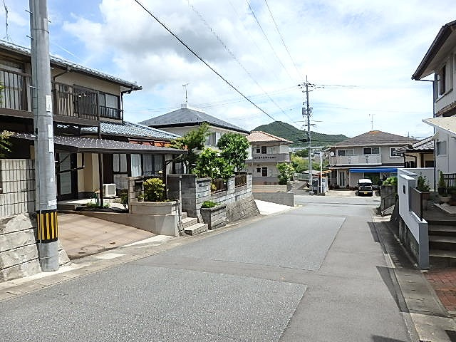 前面道路幅もしっかりと６メートルとれ、見通しも良く、安心な道路です。
