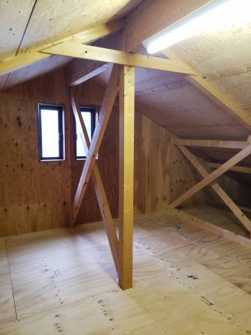 鳥取市吉成中古戸建て【内装】屋根裏はなんと人が立っていられる高さがあります！窓もあるので換気も出来ます
