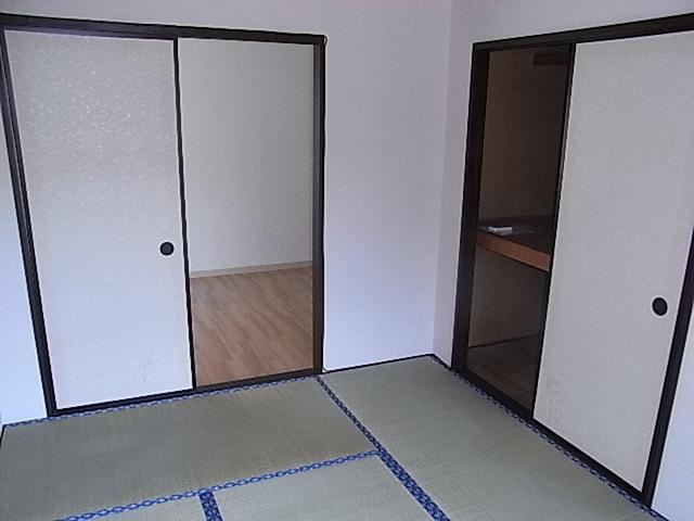 ゆっくりくつろげる和室あり♪押し入れ収納あります☆
