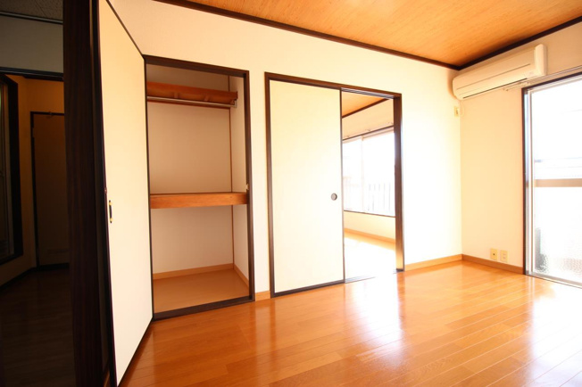 洋室どちらも収納あります