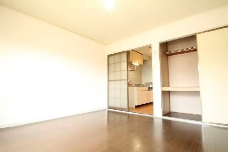 このお部屋に収納スペースあります♪