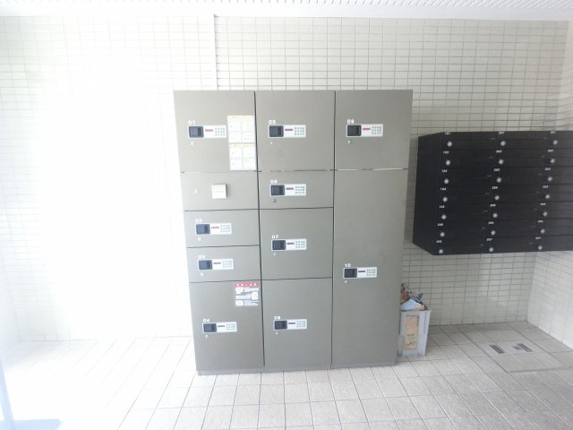 宅配ボックスもあり不在の時も安心です♪
