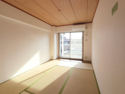 南向きに面しているため日当たりの良い和室となっております。