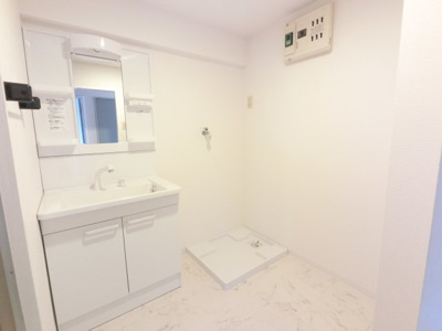 独立洗面台、室内洗濯機置き場です。