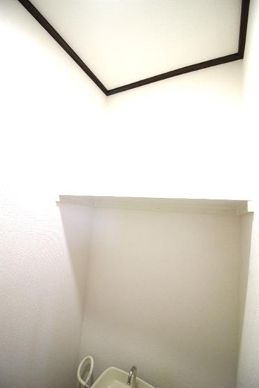 トイレの中にも収納あります！