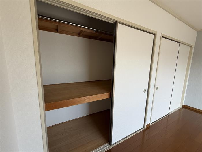 2階の洋室に収納付いてます