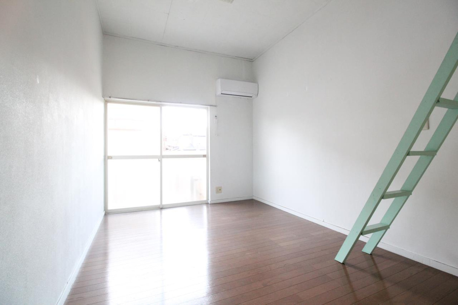 フローリングのお部屋です※出窓は角部屋のみ