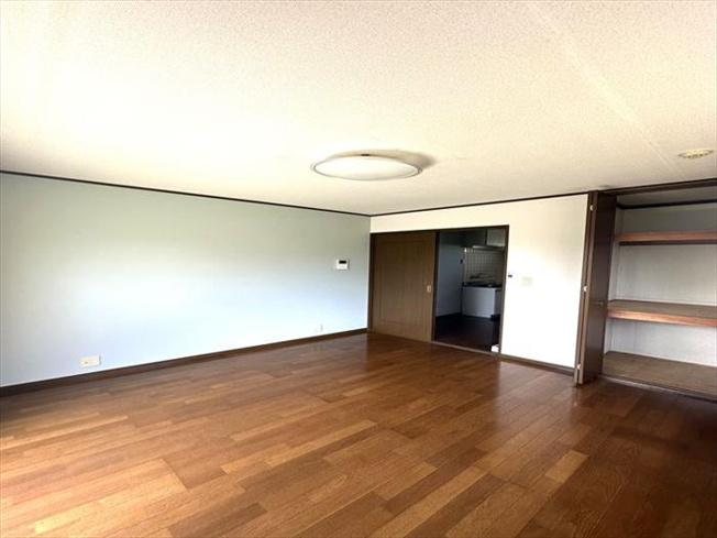 明るいリビングです♪※101号室の写真となります。中部屋は掃