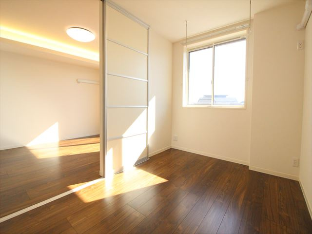 洋室5.9帖のお部屋の様子☆室内物干ついています！