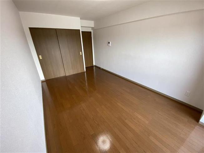 奥行きを感じる室内です